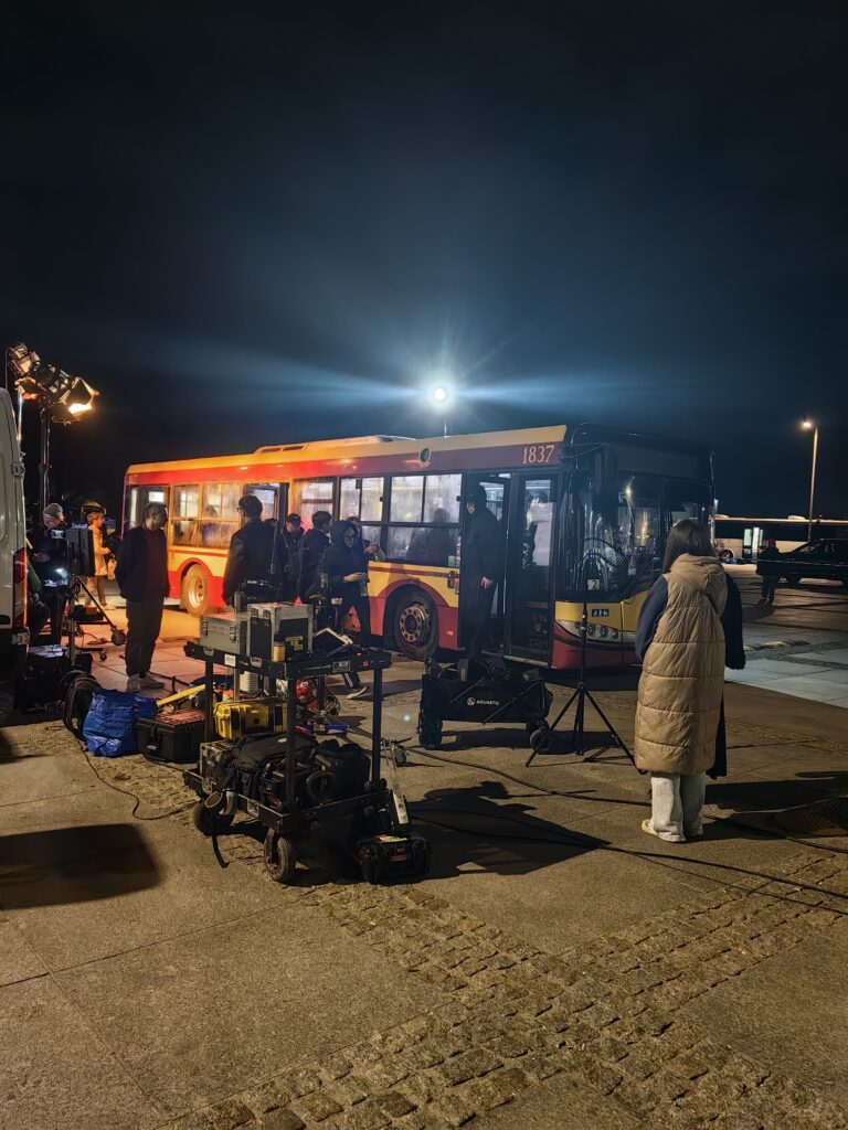 Autobus do reklamy i na plan Warszawa